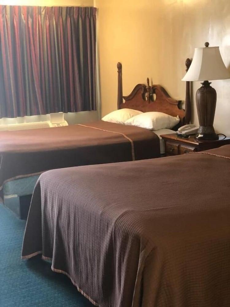 Travelers Inn photo 2