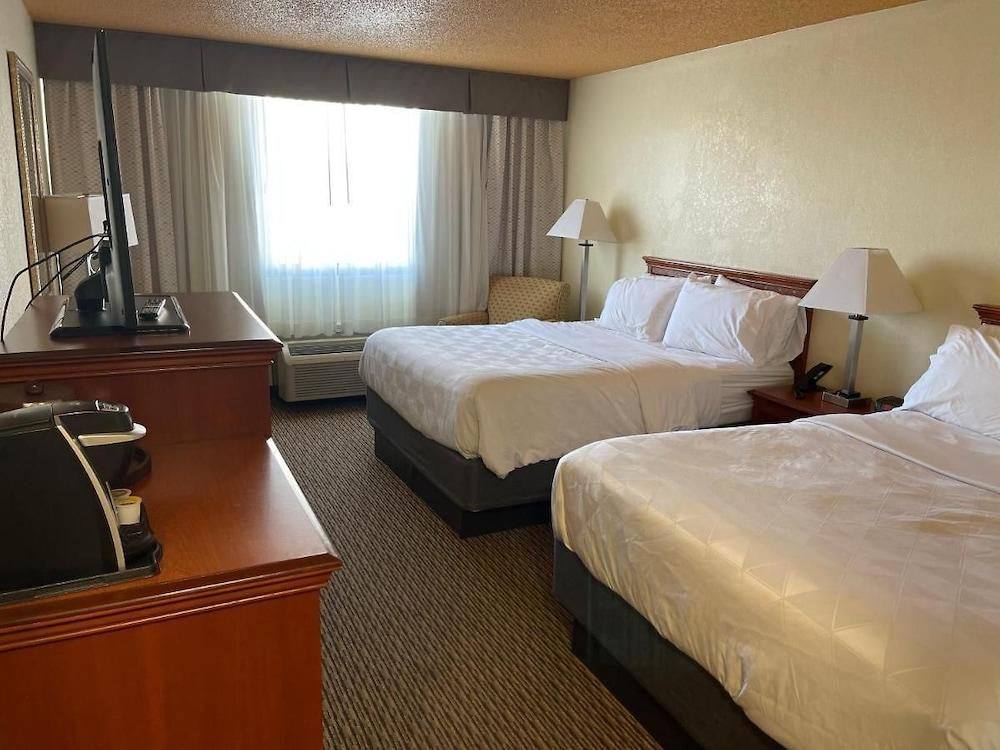 Cortina Inn photo 7