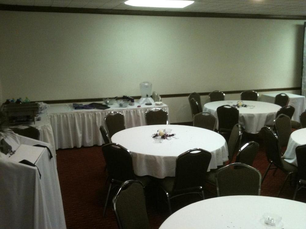 Trade Winds Central Inn photo 36