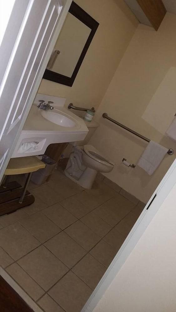 Econo Lodge London North photo 29