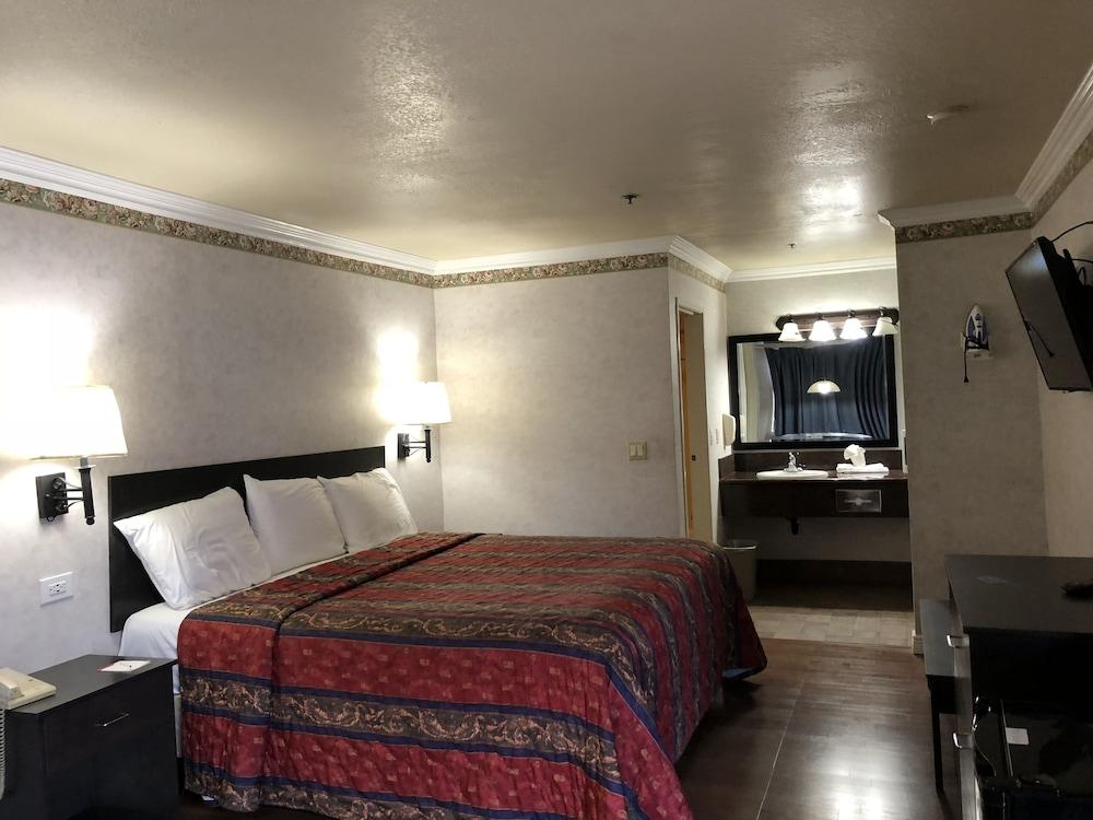 Travelers Inn photo 3