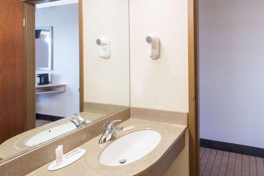 Microtel Inn & Suites by Wyndham Seneca Falls photo 11