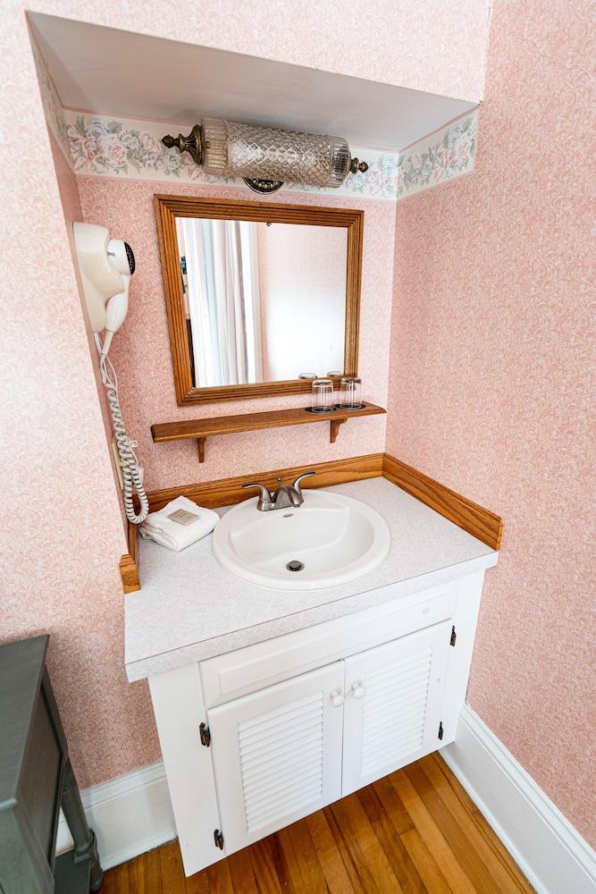 Homeport Inn and Tavern photo 13