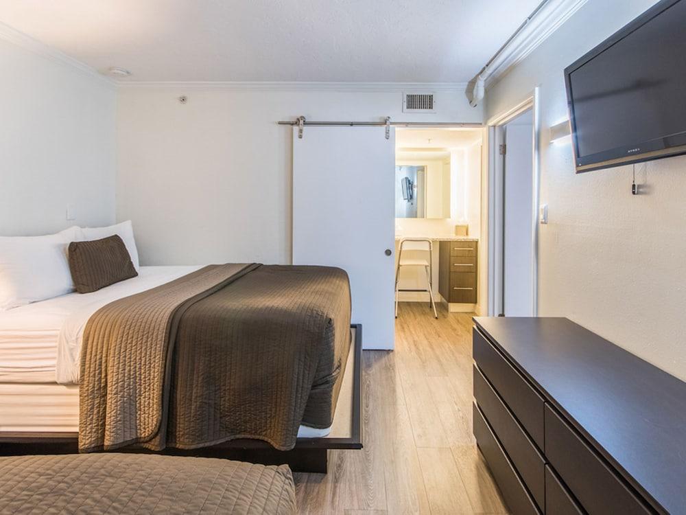 Hibiscus Suites - Gateway to Siesta Key photo 8