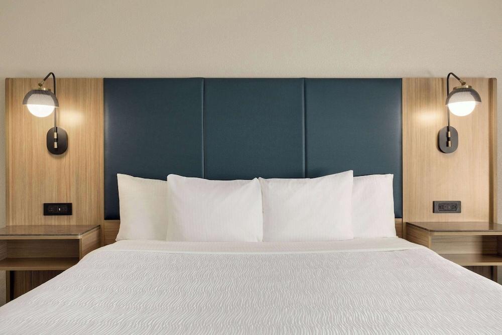 La Quinta Inn & Suites by Wyndham Austin Southwest photo 15