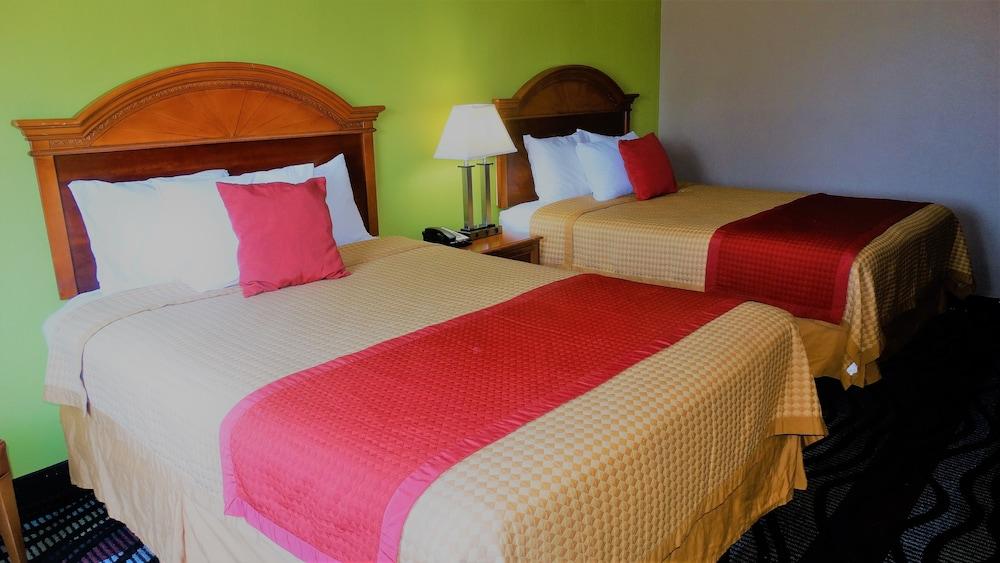 Oak Tree Inn & Suites photo 36