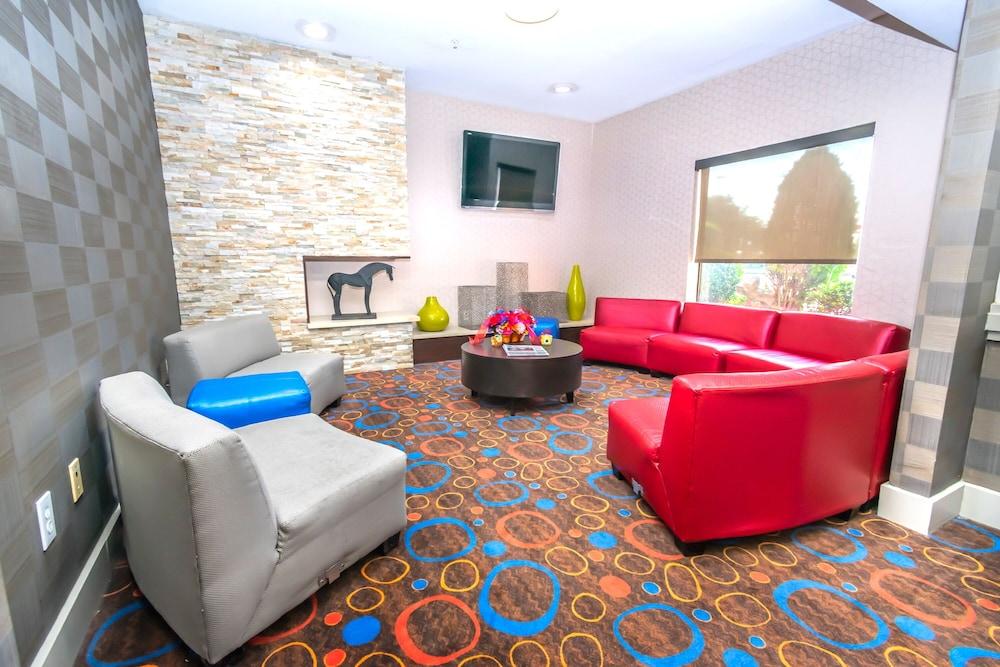 Econo Lodge Inn & Suites East photo 8