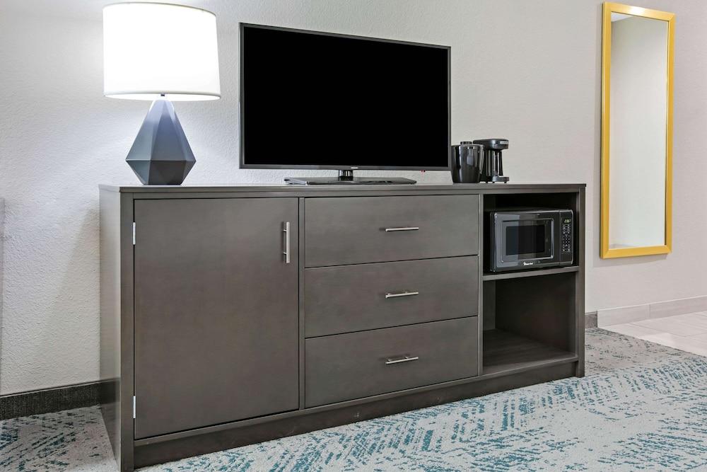 La Quinta Inn & Suites by Wyndham DFW West-Glade Parks photo 25