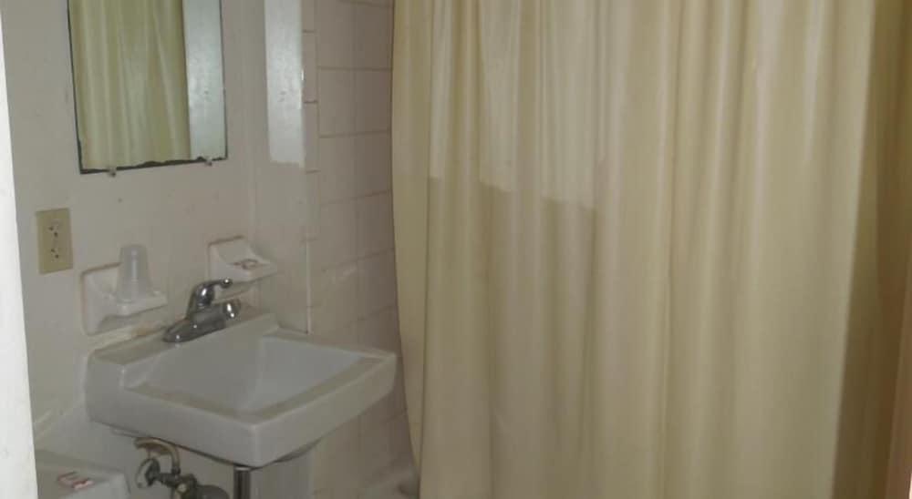 Lee's Motel photo 26