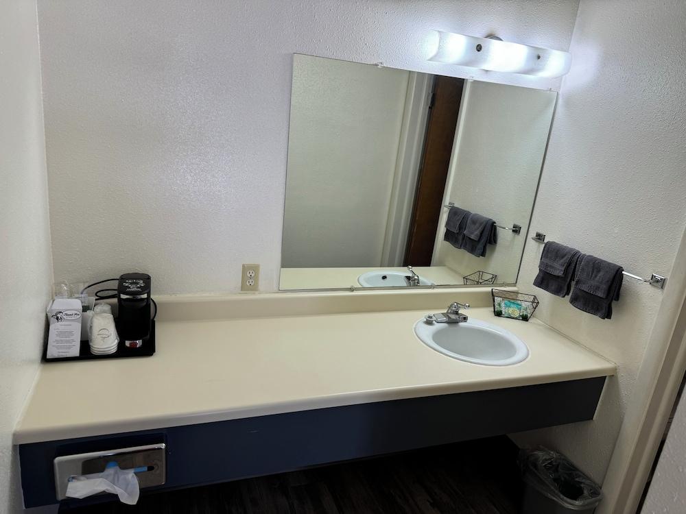 Deer Lodge Motel photo 12