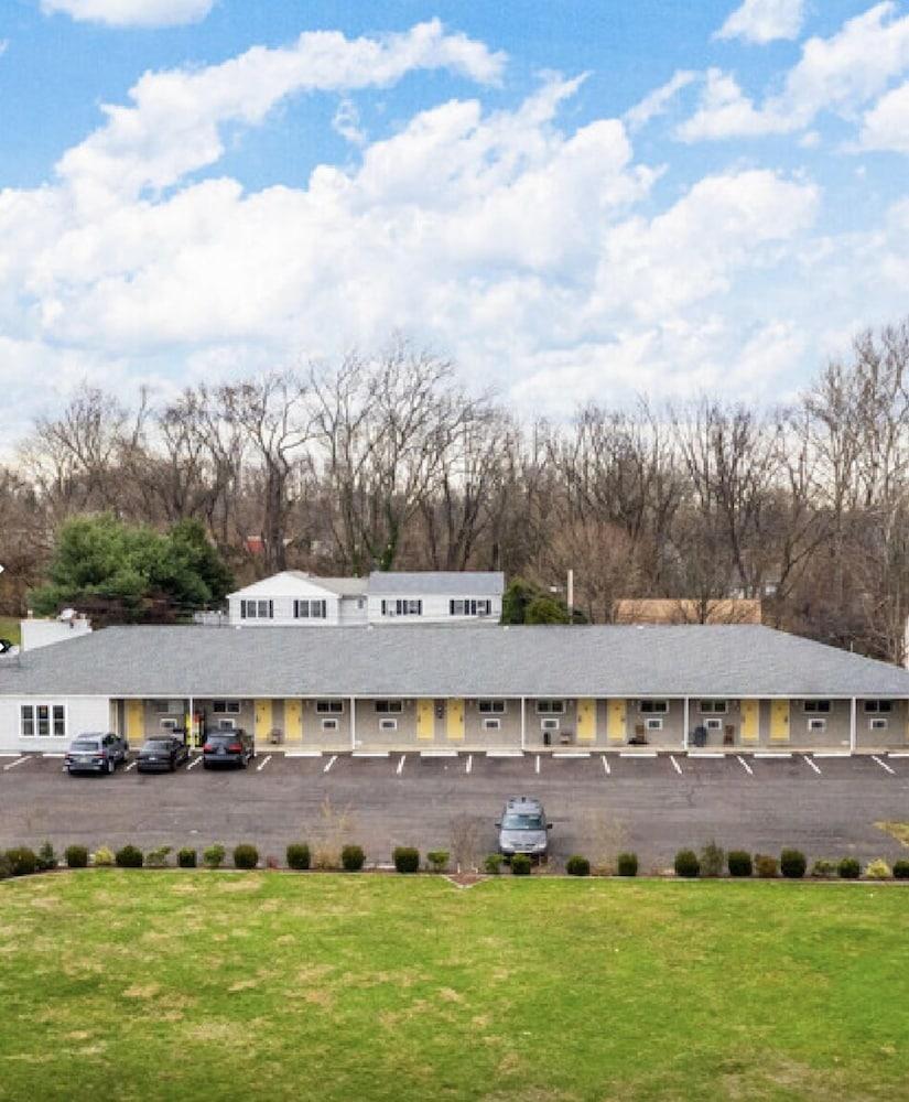 Scottish Inn and Suites photo 1