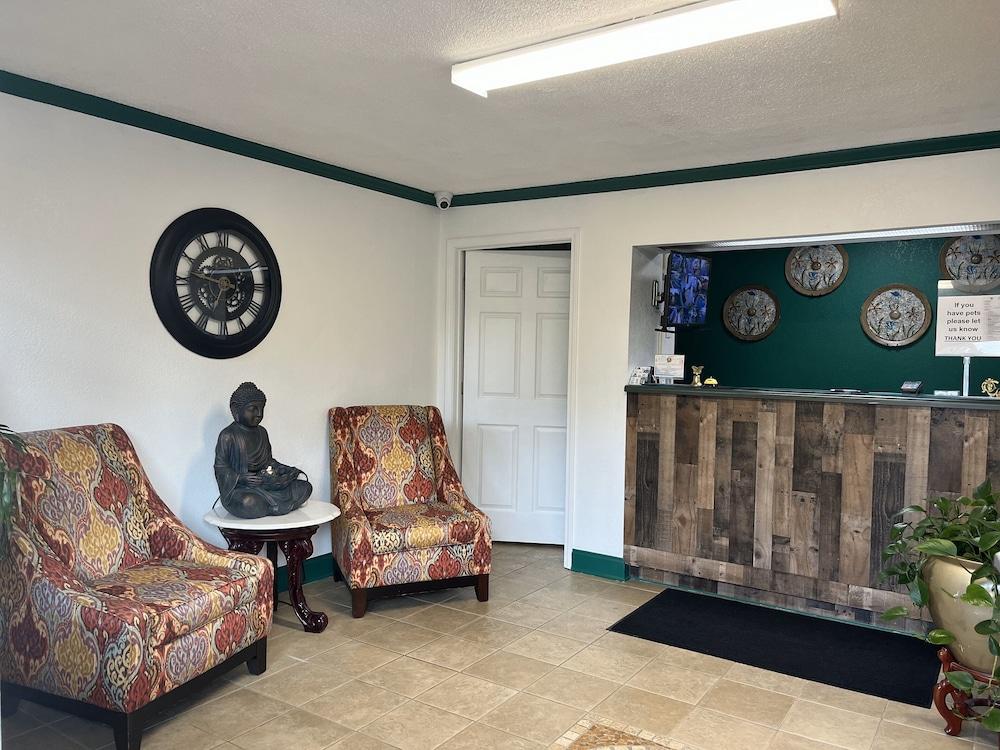 Pine Tree Inn photo 40
