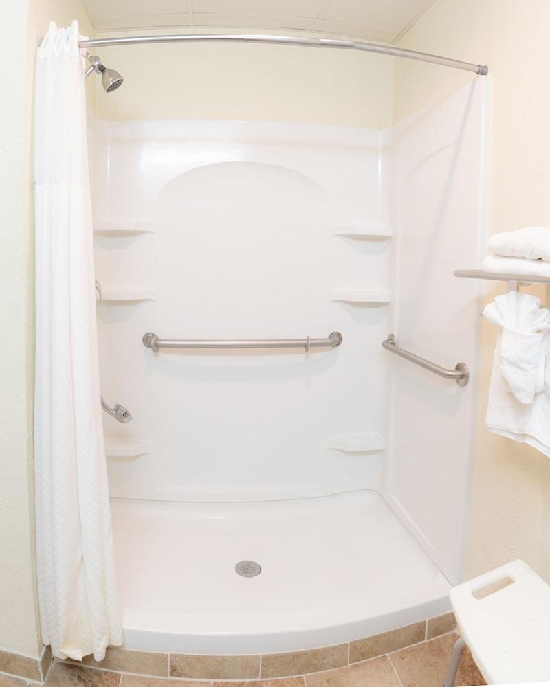 Red Roof Inn & Suites Hinesville photo 57