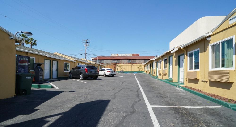 SIGNAL HILL MOTEL photo 23