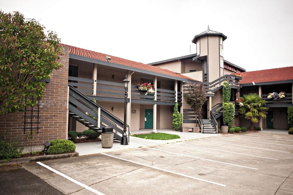 Coachman Inn & Suites photo 66