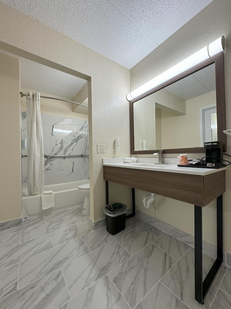 Quality Inn Mason Near Kings Island photo 27