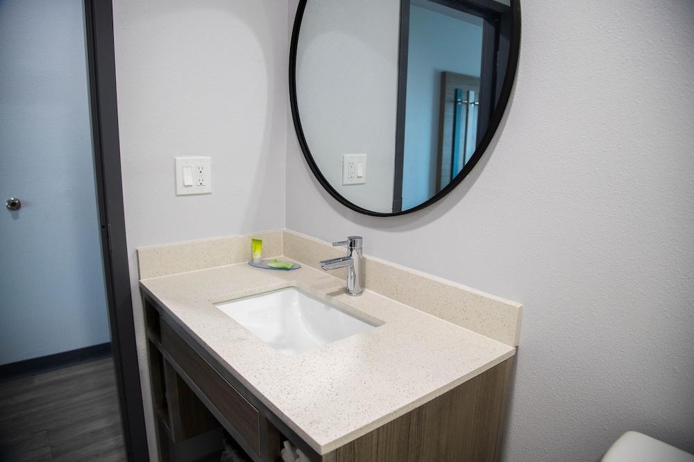 Pico Rivera Inn and Suites photo 10