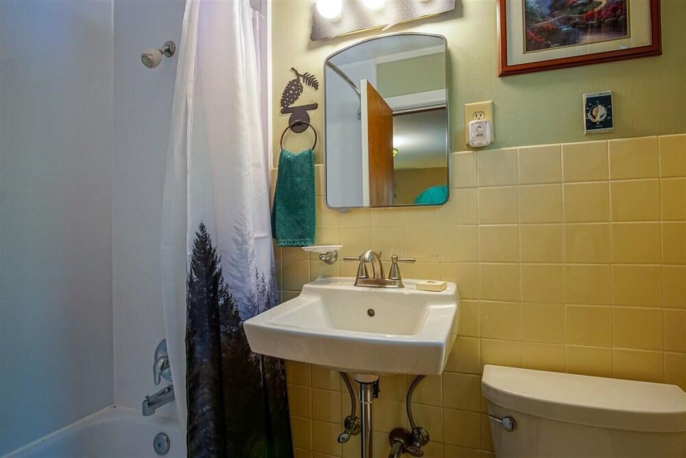 Hemlock Inn photo 35