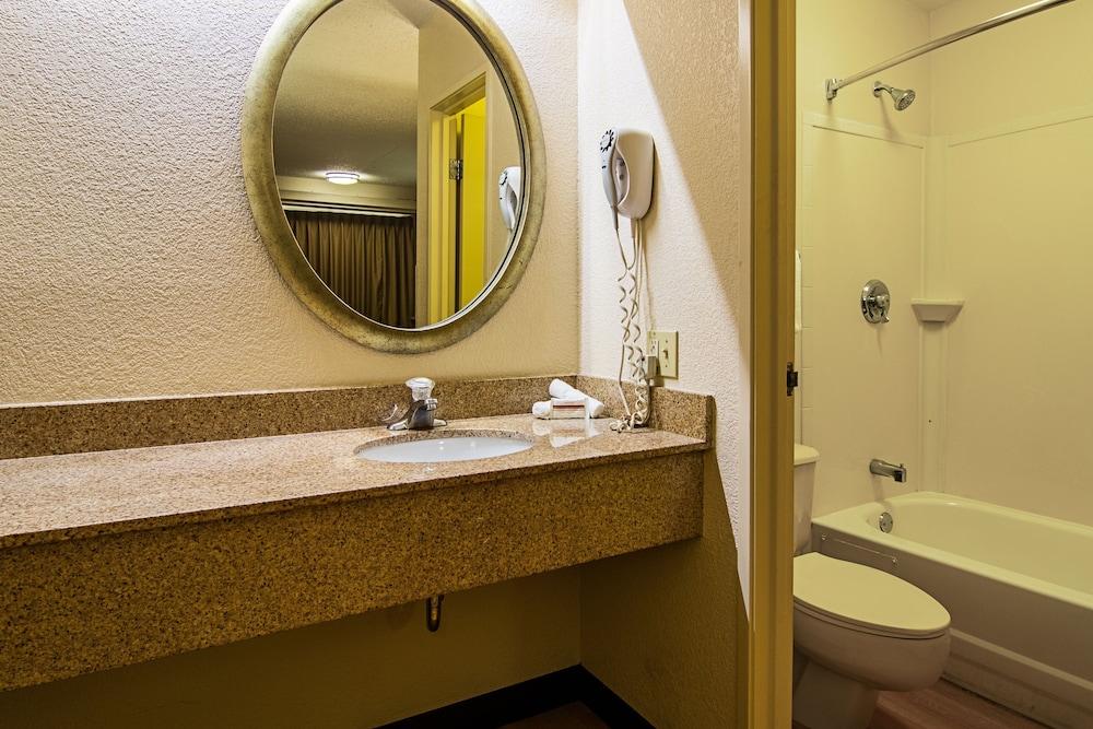 Red Oak Inn Detroit - Southfield photo 12