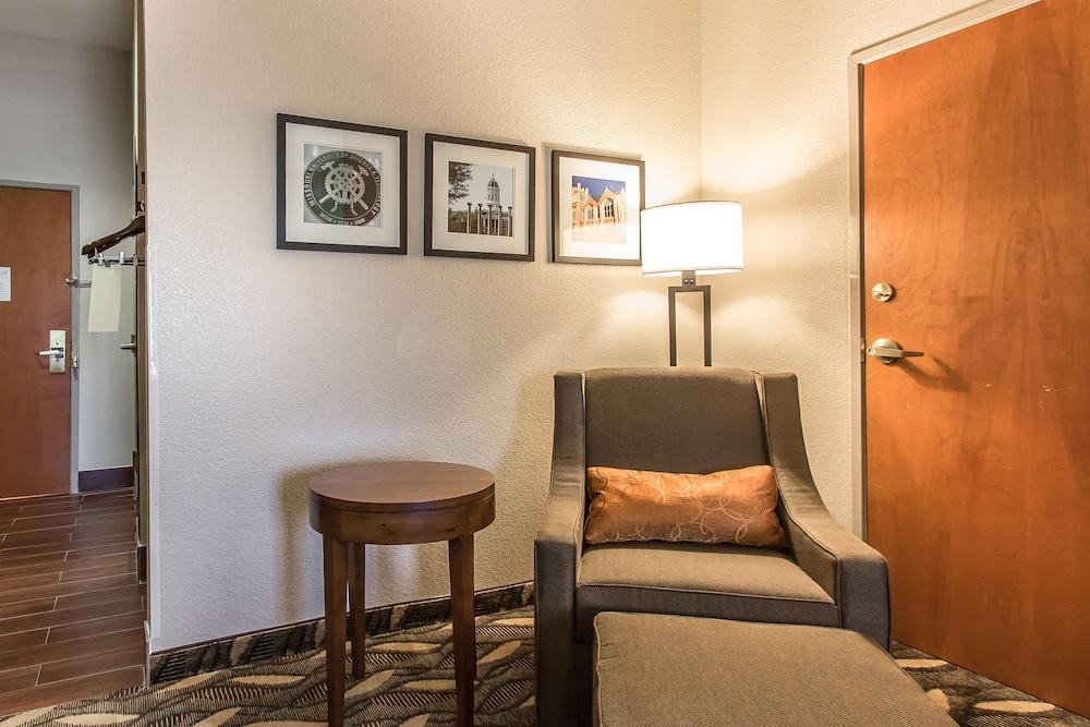 Comfort Suites Rolla photo 39