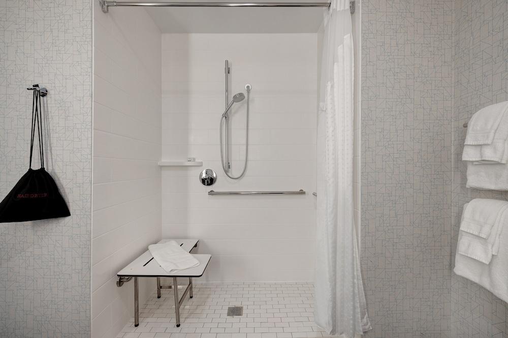 Holiday Inn Express & Suites Detroit Dearborn by IHG photo 31
