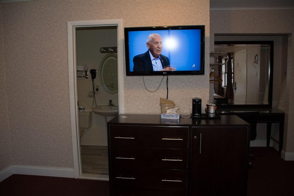 Atlantic Inn & Suites photo 55