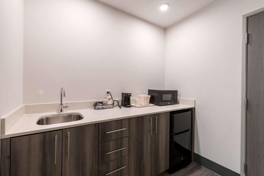 Comfort Suites Colorado Springs East -Medical Center Area photo 12