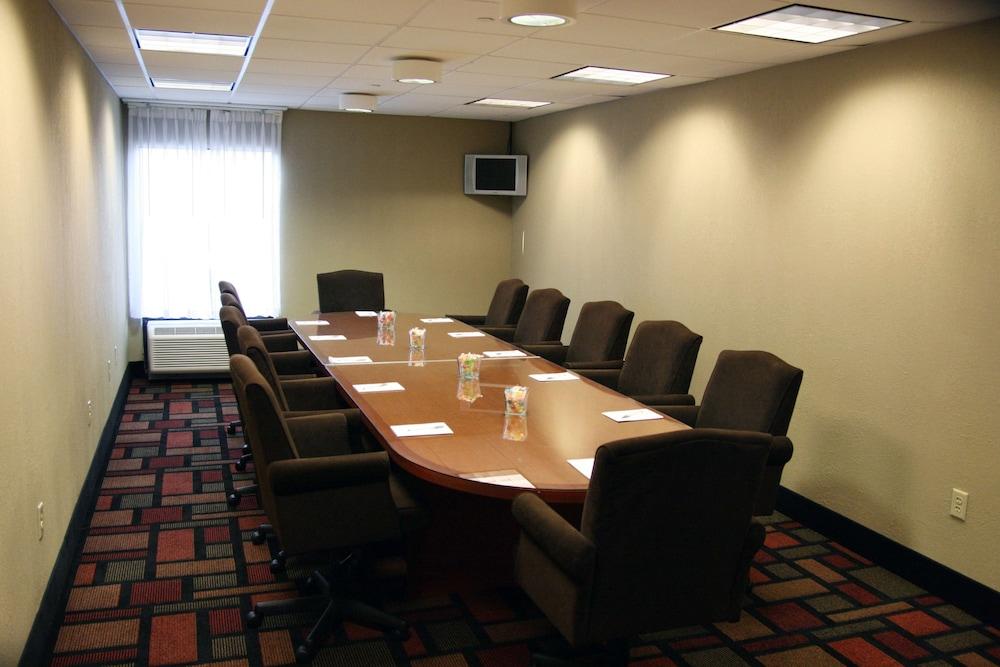 Hampton Inn Woodbridge photo 41
