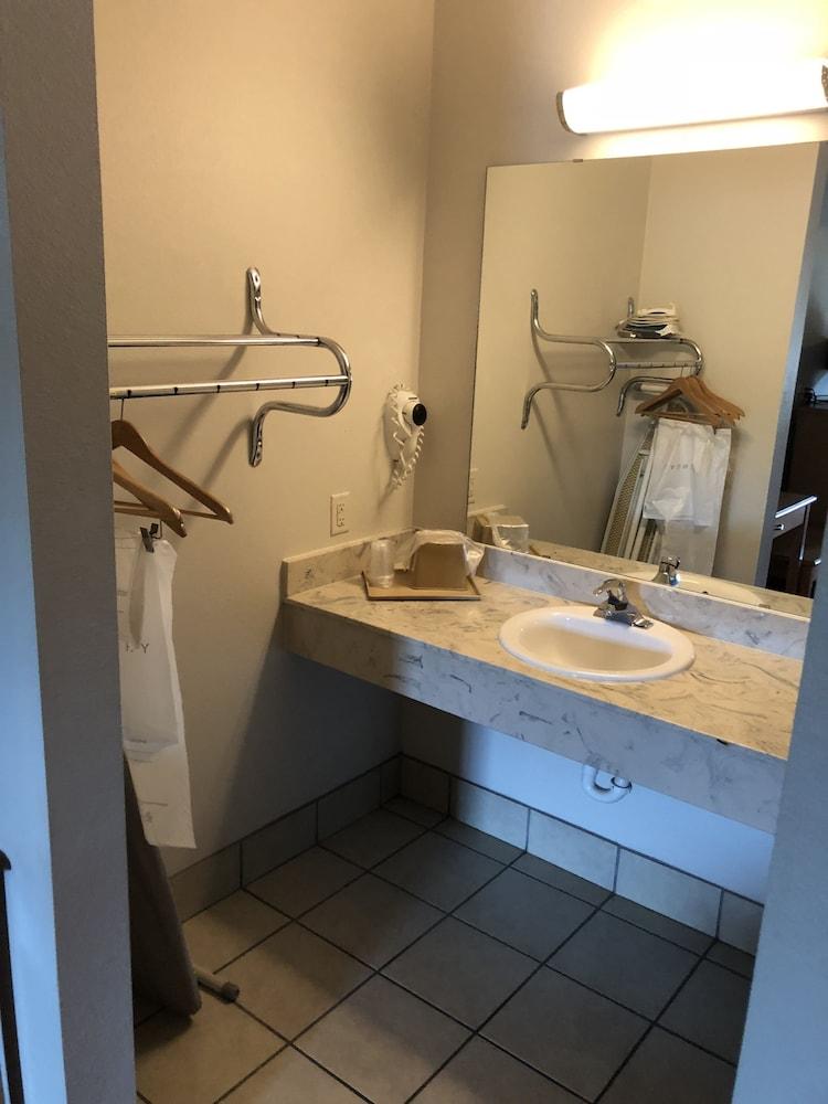 Whitesboro Inn & Suites photo 20