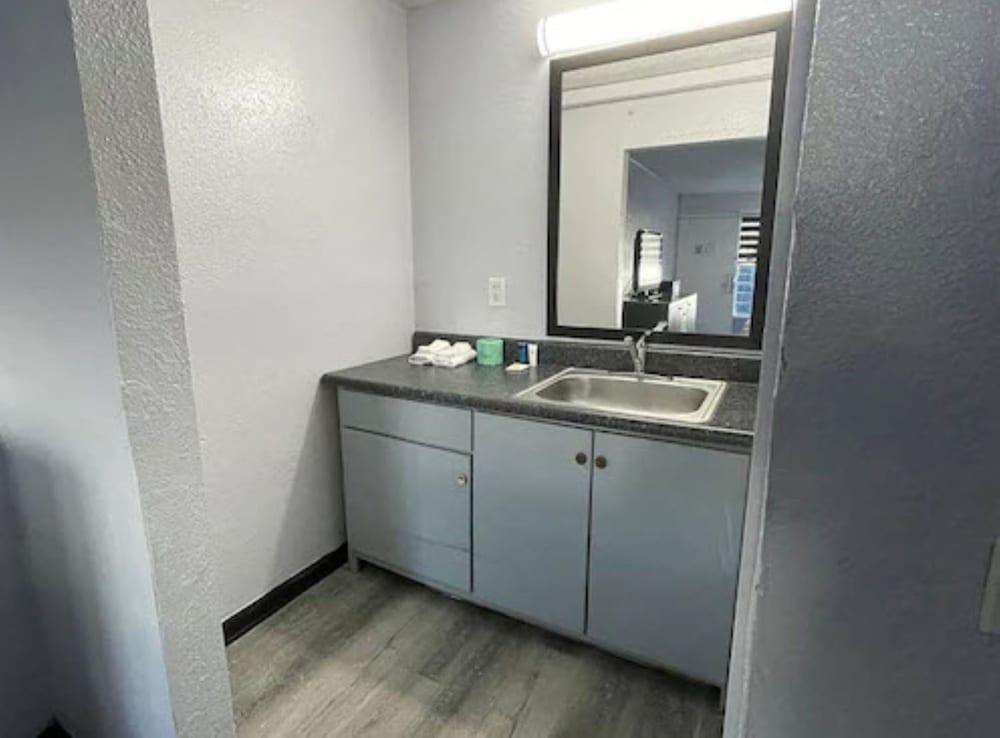 Budgetel Inn & Suites photo 2