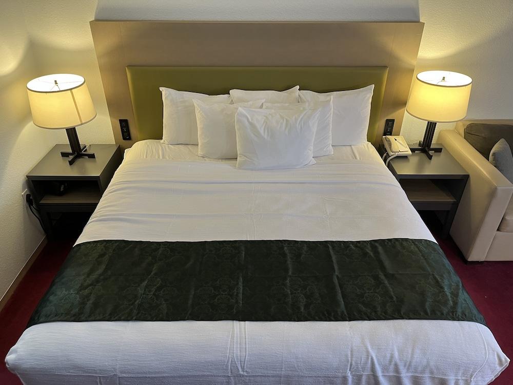 Pictured Rocks Inn & Suites photo 3