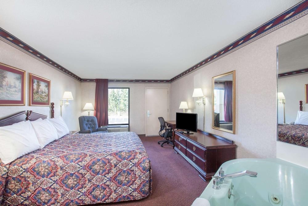 Days Inn by Wyndham Saint Pauls photo 19