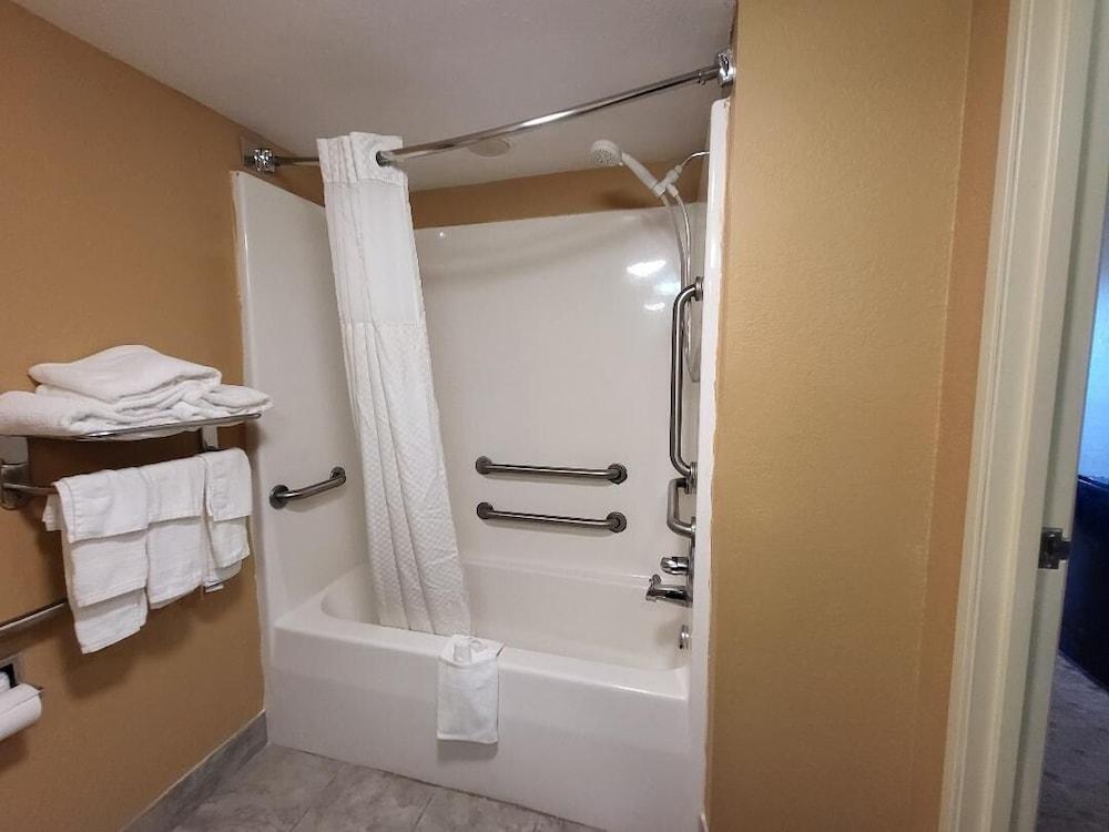 Starkville Inn & Suites photo 33