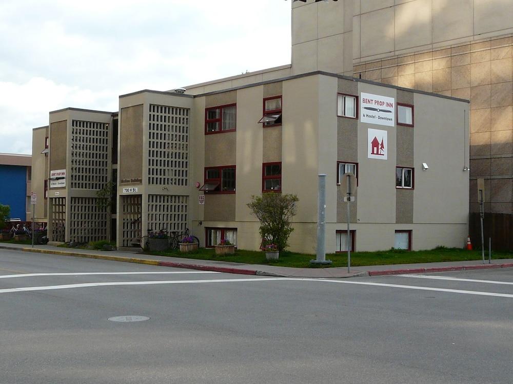 Bent Prop Inn & Hostel Downtown photo 1
