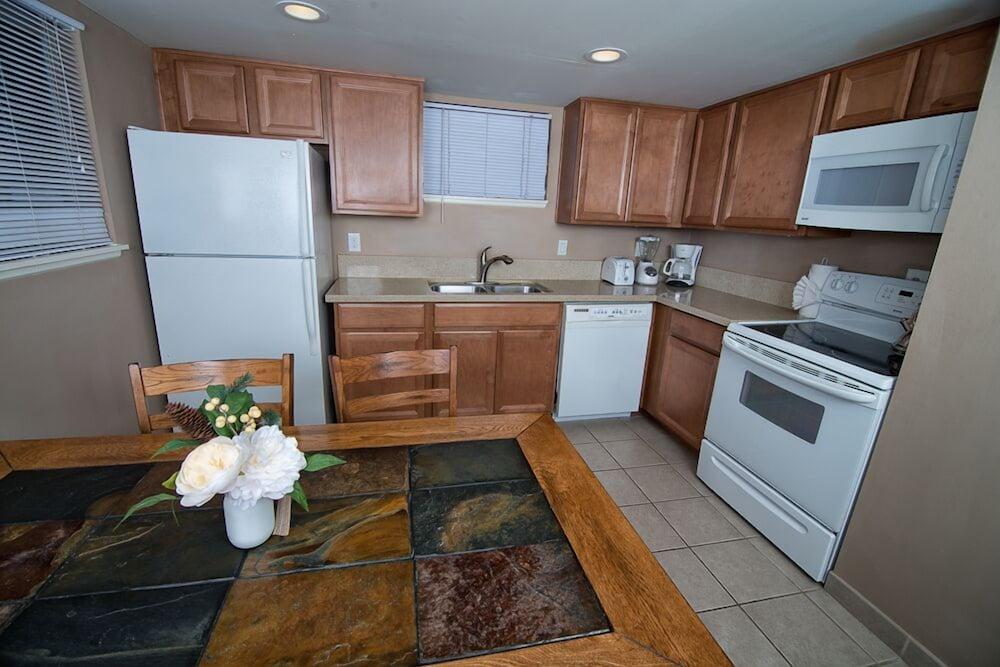 Beachcomber Inn photo 68