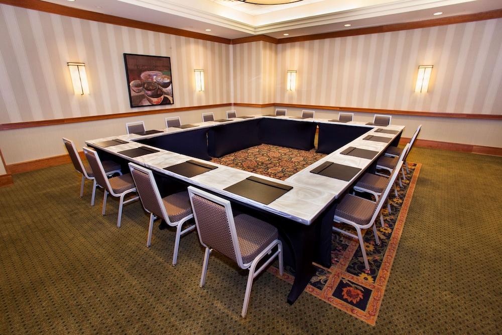 Hilton Chicago/Oak Brook Suites photo 52