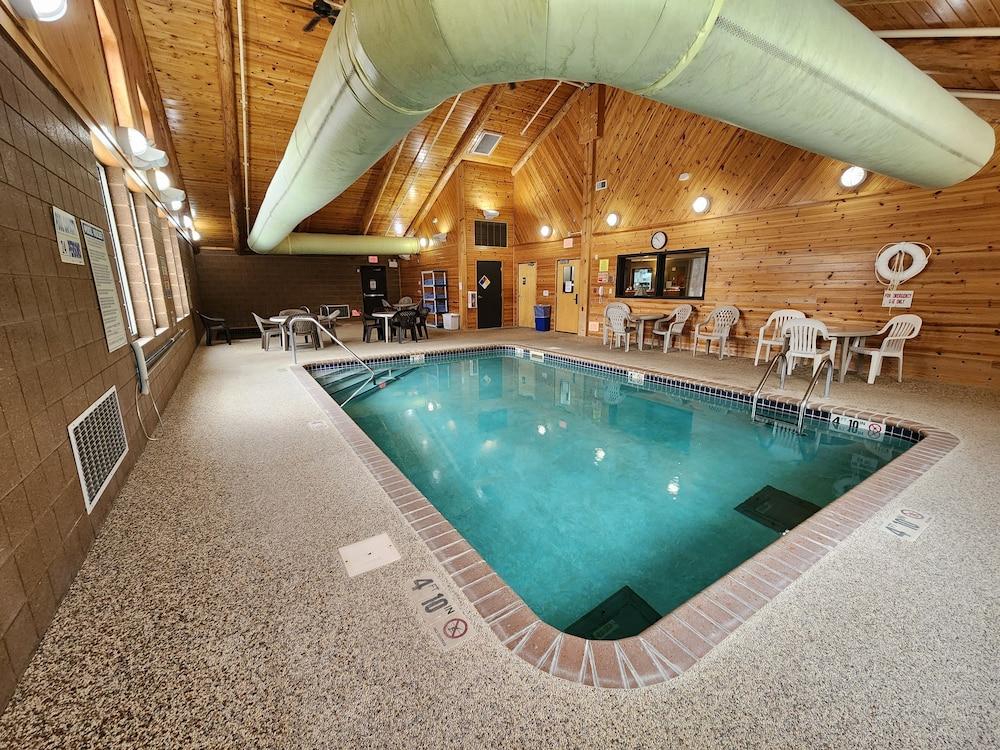 Pine Peaks Lodge & Suites photo 18