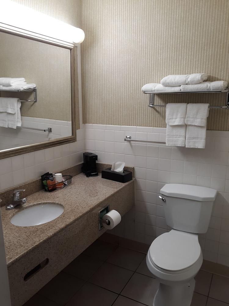 Rodeway Inn photo 10