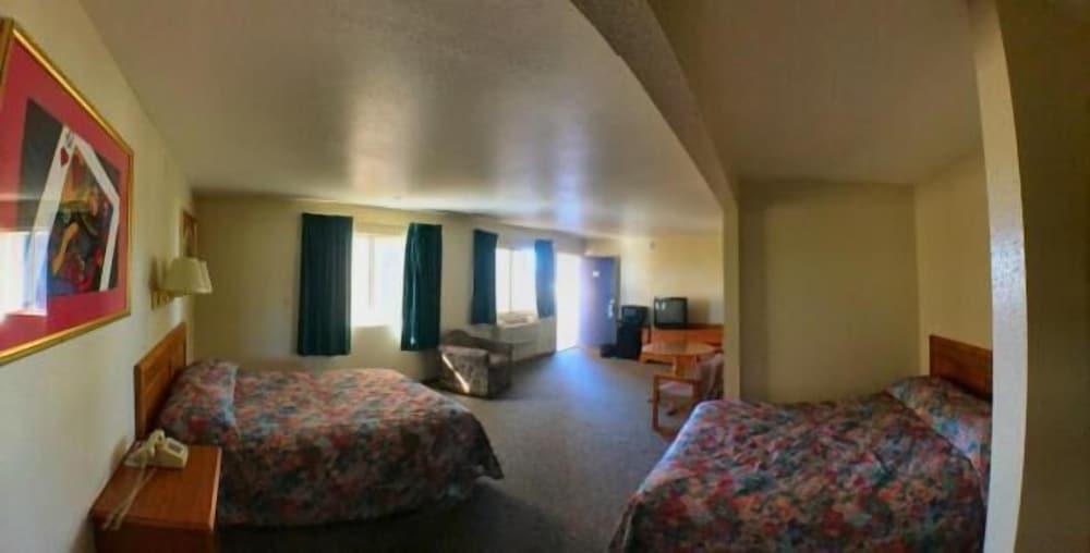 Travelers Inn photo 17