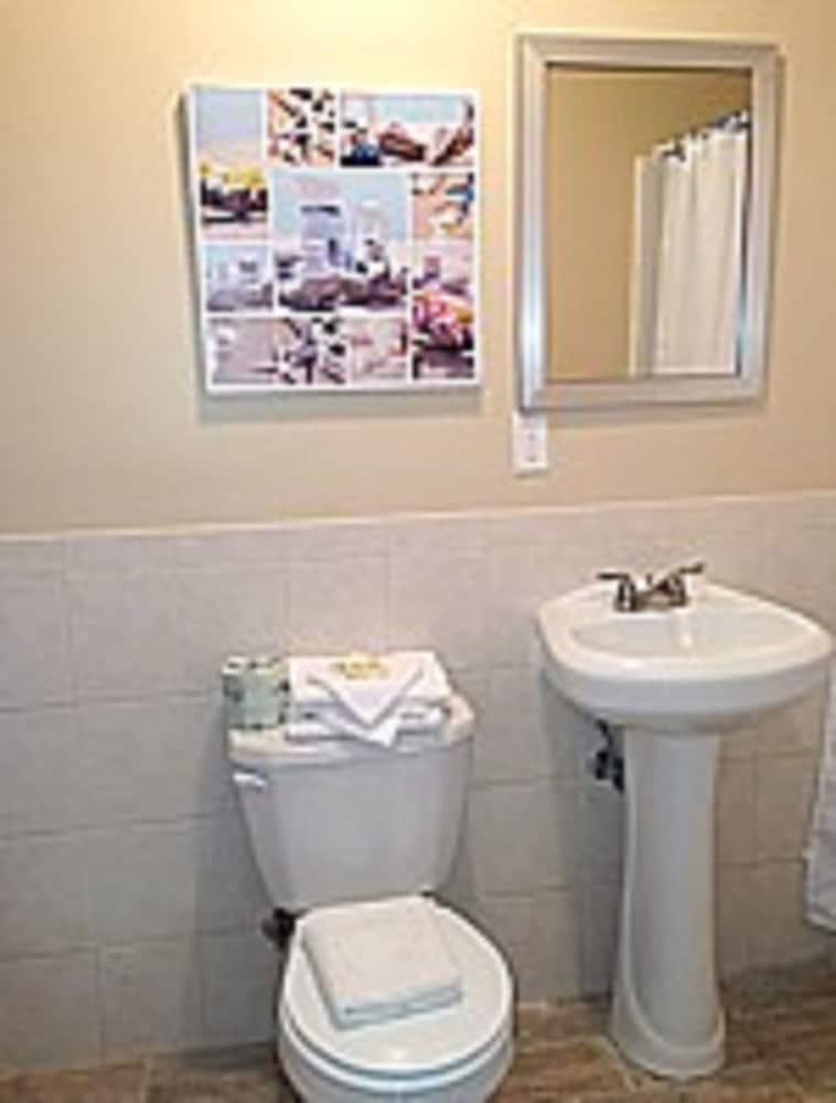 Pelican Point Motel photo 19
