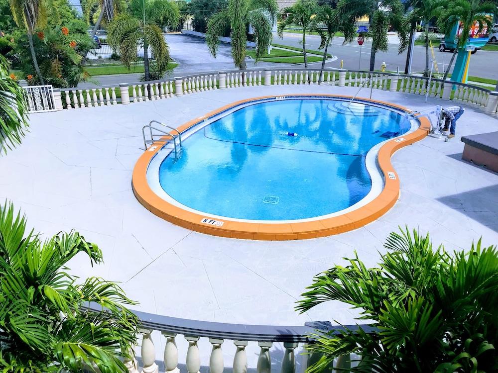 Tropical Inn & Suites photo 3