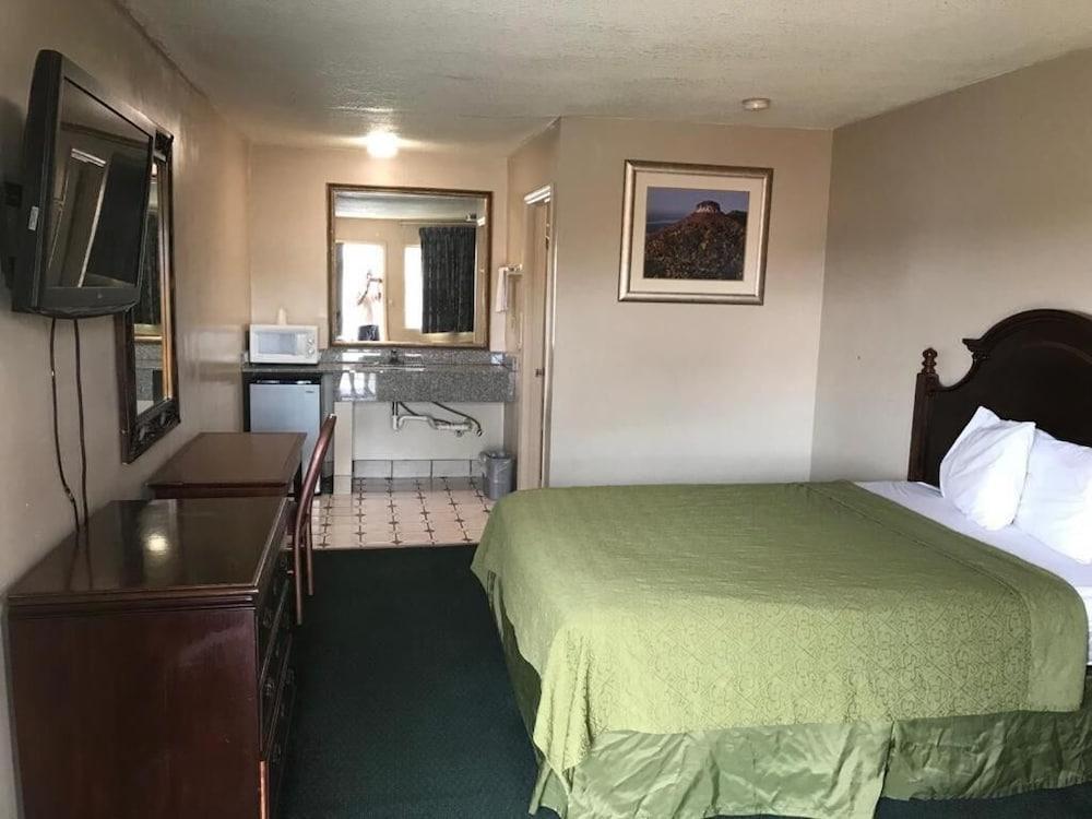 Travelers Inn photo 9