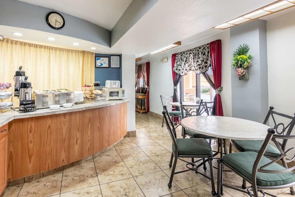Econo Lodge Inn & Suites Macon North photo 20
