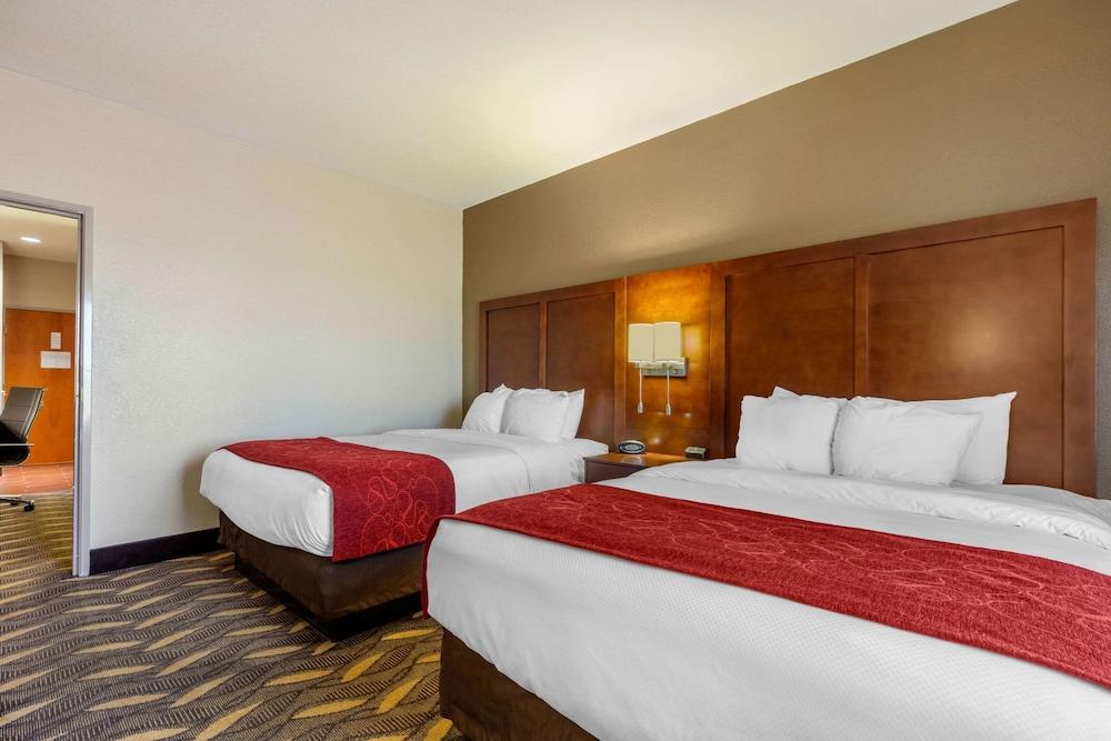 Comfort Suites Rolla photo 27