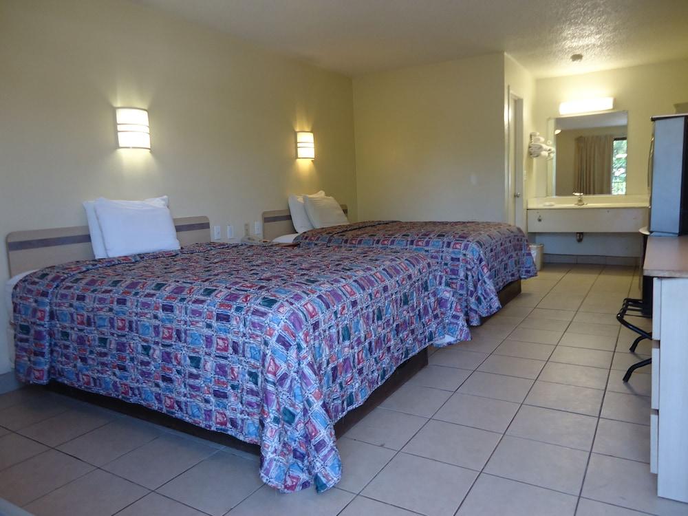 Super 6 Inn & Suites photo 10