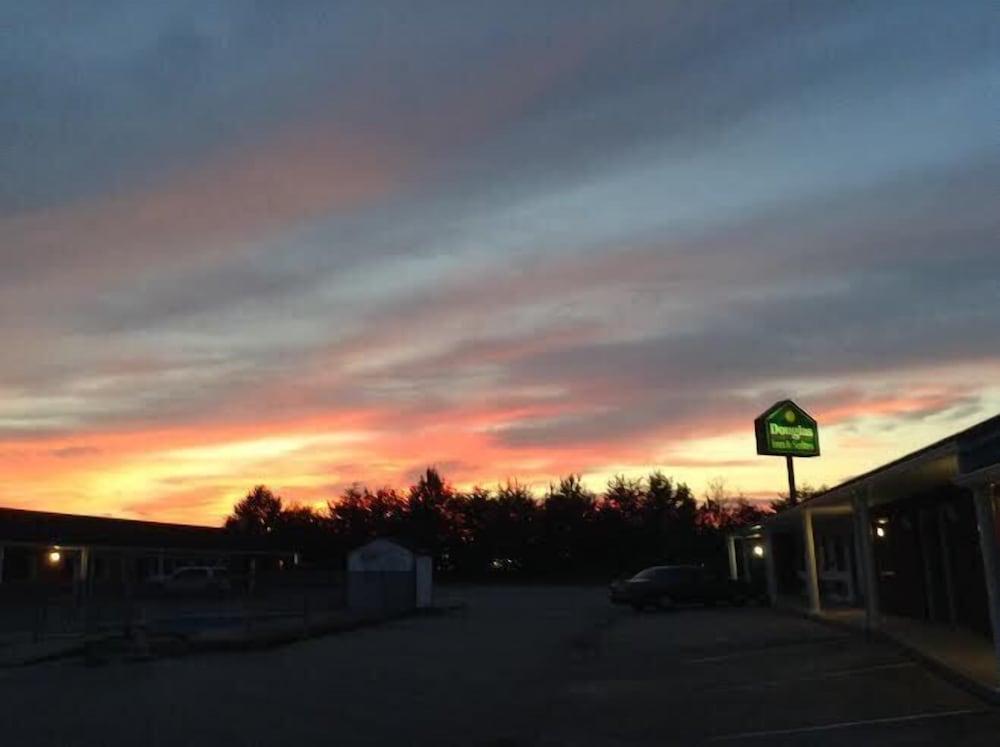 Douglas Inn & Suites photo 56