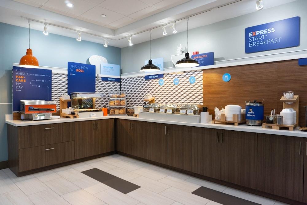 Holiday Inn Express & Suites Los Angeles Downtown West by IHG photo 28