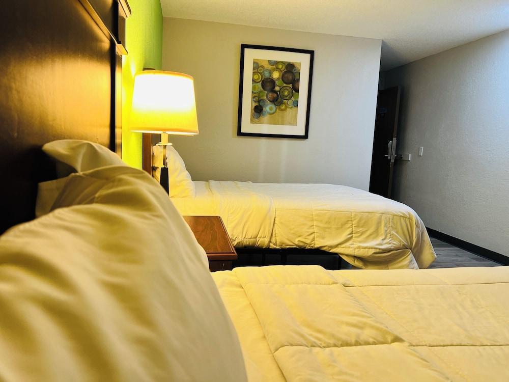 Super Inn by OYO Lansing MI photo 9