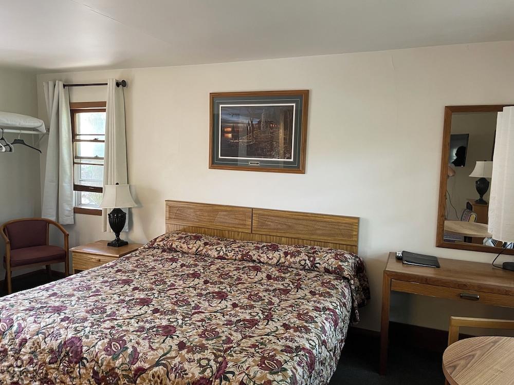 Lakeside Motel photo 23