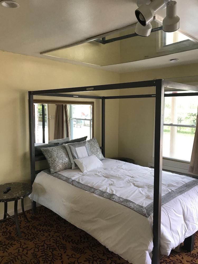 Presidential Inn & Suites photo 15
